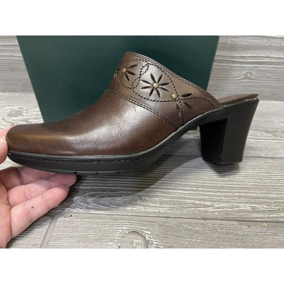 Clark’s Bendables Mules Shoes Womens 8.5M Brown Leather Comfort Slip On Studded - Picture 2 of 8